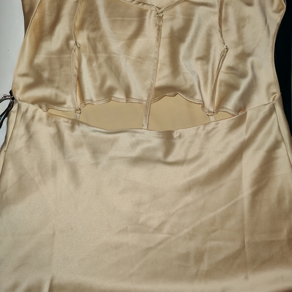 HYFVE Women's Vanilla/ Cream Cowl Neck Fitted Bodice Camisole Size Small - Picture 3 of 8